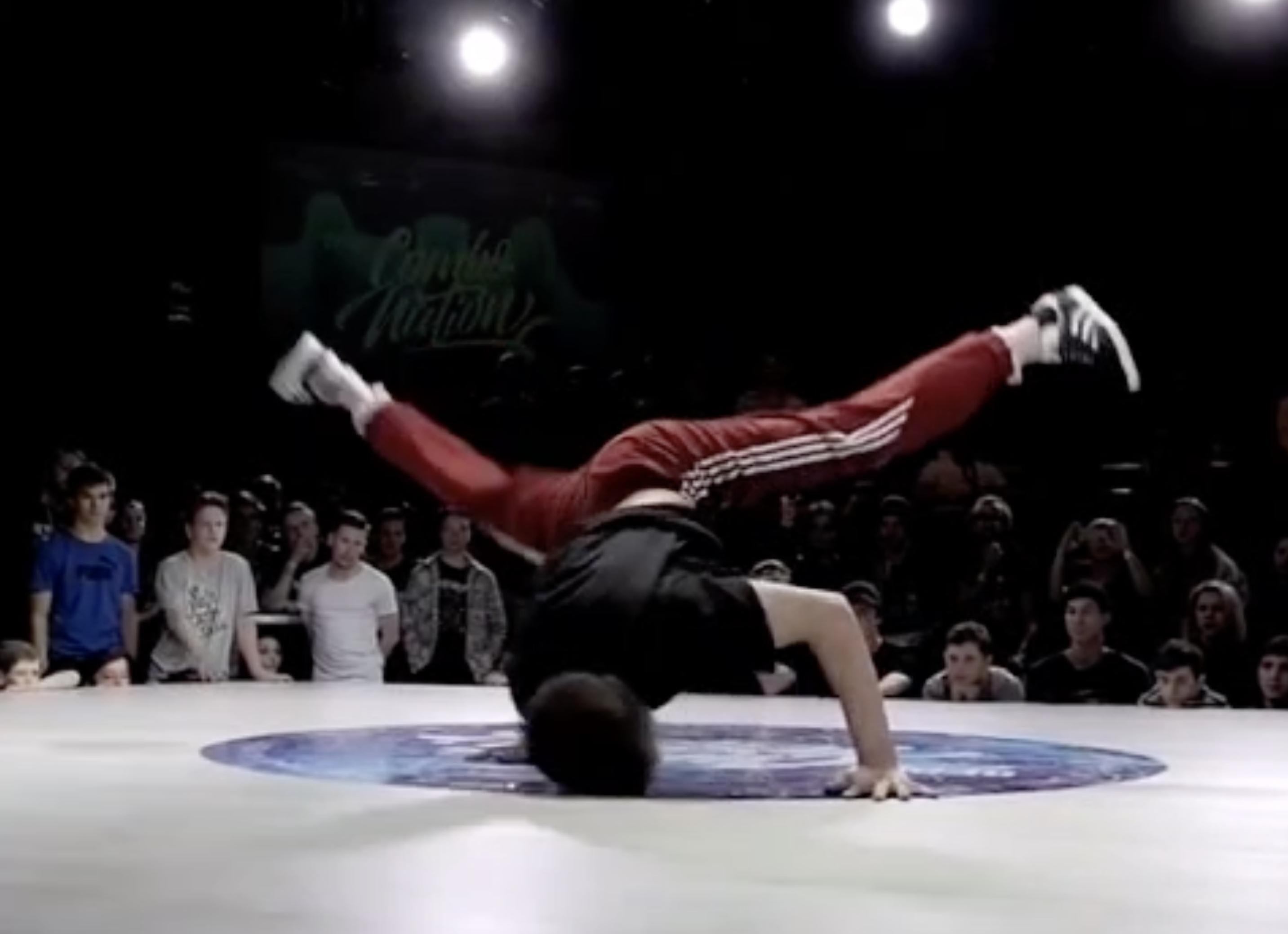 Простой мальчик вдохновил тысячи людей: как воспитать у ребёнка уверенность в себе и гордость за Родину